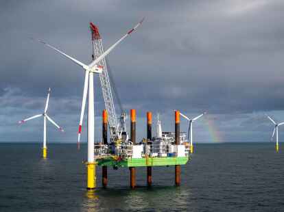Das Offshore-Windkraftanlagen-Errichterschiff &bdquo;Thor&ldquo; im Windpark Riffgat, rund 15 Kilometer n&ouml;rdlich der Insel Borkum. Windpark Riffgat war der allererste kommerzielle deutsche Windpark in der Nordsee.