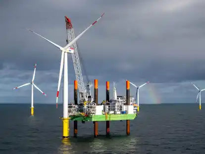 Das Offshore-Windkraftanlagen-Errichterschiff &bdquo;Thor&ldquo; im Windpark Riffgat, rund 15 Kilometer n&ouml;rdlich der Insel Borkum. Windpark Riffgat war der allererste kommerzielle deutsche Windpark in der Nordsee.