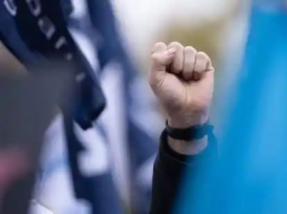 Geballte Faust auf einer Protestaktion im Tarifstreit des &ouml;ffentlichen Dienstes in&nbsp;Stuttgart.