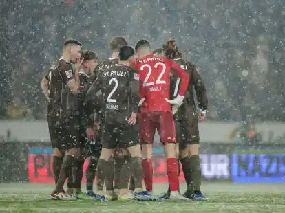 Der FC St.&nbsp;Pauli ber&auml;t sich, nachdem er eine 2:0-F&uuml;hrung gegen den HSV Aus der Hand gegeben hat.