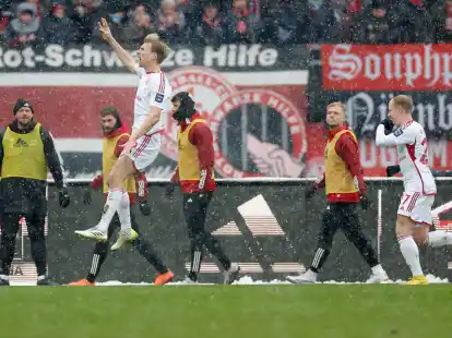 D&uuml;sseldorfs Vincent Vermeij (l) traf in N&uuml;rnberg dreimal.
