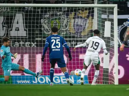 Nathan Ngoumou (r) rettete Gladbach den Sieg.