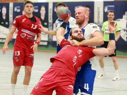 Kreisl&auml;ufer Duncan Postel (links Sven Eberlein) war mit acht Treffern bester Torsch&uuml;tze des WHV beim 33:27-Sieg in Gro&szlig;enheidorn.