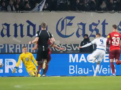 Kaiserslauterns Torwart Julian Krahl (l) kann das 0:1 nicht verhindern.