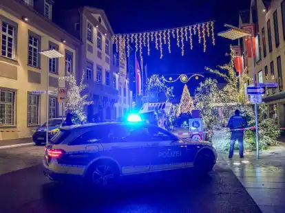 Polizeibeamte sichern den Weihnachtsmarkt ab.