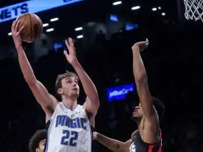 Die Orlando Magic um Franz Wagner (l) kassierten nach zuvor neun Siegen in Serie wieder eine Niederlage.