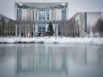 Blick auf das Bundeskanzleramt: In der Haushaltskrise rechnet SPD-Chefin Esken damit, dass der Bundeshaushalt f&uuml;r 2024 noch in diesem Jahr abgeschlossen werden kann.