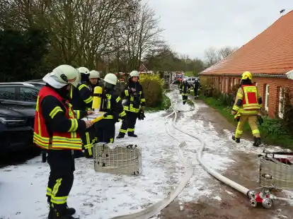 L&ouml;schte am Samstagnachmittag in einem Gulfhof in Pilsum einen Entstehungsbrand: die Feuerwehr Krummh&ouml;rn.