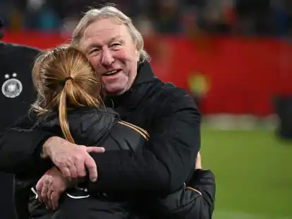 Die Chemie stimmt zwischen Trainer und Mannschaft: Horst Hrubesch umarmt Sjoeke N&uuml;sken.