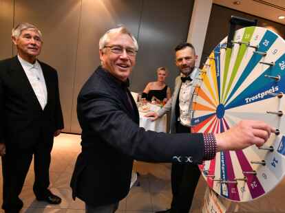 Die Mitglieder und G&auml;ste der Oldenburger Tanzsportvereine TCH und TTC tanzten beim Winterball in den Weser-Ems-Hallen in den Advent. Die Hamburger Band &bdquo;Party Time Trio&ldquo; sorgte f&uuml;r die Musik. Showauftritte geh&ouml;rten ebenso zum Programm. Am Gl&uuml;cksrad trafen die G&auml;ste auf die TTC-Trainer und frischgebackenen Showdance-Weltmeister Alina Muschalik und Nikita Goncharov, die zu sp&auml;terer Stunde ihr K&ouml;nnen auf dem Parkett zeigten.