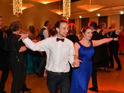 Die Mitglieder und G&auml;ste der Oldenburger Tanzsportvereine TCH und TTC tanzten beim Winterball in den Weser-Ems-Hallen in den Advent. Die Hamburger Band &bdquo;Party Time Trio&ldquo; sorgte f&uuml;r die Musik. Showauftritte geh&ouml;rten ebenso zum Programm. Am Gl&uuml;cksrad trafen die G&auml;ste auf die TTC-Trainer und frischgebackenen Showdance-Weltmeister Alina Muschalik und Nikita Goncharov, die zu sp&auml;terer Stunde ihr K&ouml;nnen auf dem Parkett zeigten.