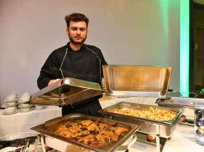 Die Mitglieder und G&auml;ste der Oldenburger Tanzsportvereine TCH und TTC tanzten beim Winterball in den Weser-Ems-Hallen in den Advent. Die Hamburger Band &bdquo;Party Time Trio&ldquo; sorgte f&uuml;r die Musik. Showauftritte geh&ouml;rten ebenso zum Programm. Am Gl&uuml;cksrad trafen die G&auml;ste auf die TTC-Trainer und frischgebackenen Showdance-Weltmeister Alina Muschalik und Nikita Goncharov, die zu sp&auml;terer Stunde ihr K&ouml;nnen auf dem Parkett zeigten.