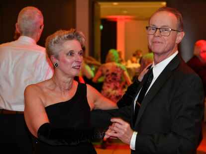 Die Mitglieder und G&auml;ste der Oldenburger Tanzsportvereine TCH und TTC tanzten beim Winterball in den Weser-Ems-Hallen in den Advent. Die Hamburger Band &bdquo;Party Time Trio&ldquo; sorgte f&uuml;r die Musik. Showauftritte geh&ouml;rten ebenso zum Programm. Am Gl&uuml;cksrad trafen die G&auml;ste auf die TTC-Trainer und frischgebackenen Showdance-Weltmeister Alina Muschalik und Nikita Goncharov, die zu sp&auml;terer Stunde ihr K&ouml;nnen auf dem Parkett zeigten.