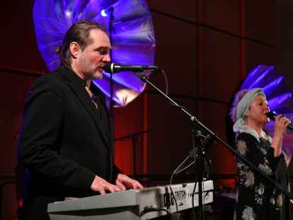 Die Mitglieder und G&auml;ste der Oldenburger Tanzsportvereine TCH und TTC tanzten beim Winterball in den Weser-Ems-Hallen in den Advent. Die Hamburger Band &bdquo;Party Time Trio&ldquo; sorgte f&uuml;r die Musik. Showauftritte geh&ouml;rten ebenso zum Programm. Am Gl&uuml;cksrad trafen die G&auml;ste auf die TTC-Trainer und frischgebackenen Showdance-Weltmeister Alina Muschalik und Nikita Goncharov, die zu sp&auml;terer Stunde ihr K&ouml;nnen auf dem Parkett zeigten.