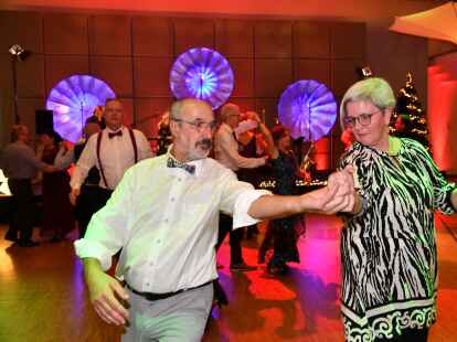 Die Mitglieder und G&auml;ste der Oldenburger Tanzsportvereine TCH und TTC tanzten beim Winterball in den Weser-Ems-Hallen in den Advent. Die Hamburger Band &bdquo;Party Time Trio&ldquo; sorgte f&uuml;r die Musik. Showauftritte geh&ouml;rten ebenso zum Programm. Am Gl&uuml;cksrad trafen die G&auml;ste auf die TTC-Trainer und frischgebackenen Showdance-Weltmeister Alina Muschalik und Nikita Goncharov, die zu sp&auml;terer Stunde ihr K&ouml;nnen auf dem Parkett zeigten.