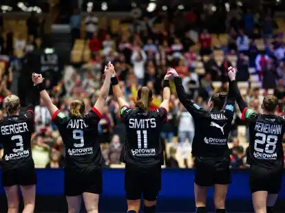 Die Spielerinnen der deutschen Handball-Nationalmannschaft spielen bei der WM um den Gruppensieg.