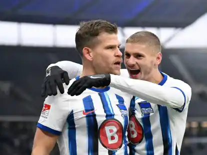 Mit drei Toren Herthas Matchwinner gegen Elversberg: Florian Niederlechner (l).