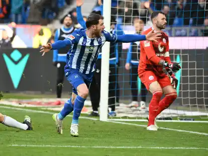 Budu Siwsiwadse (l) rettete seinem KSC einen Punkt gegen Rostock.