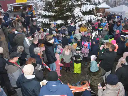 Gut besucht war der Weihnachtsmarkt, als die Kinder des Kindergartens Hohenkirchen ihren Auftritt hatten.