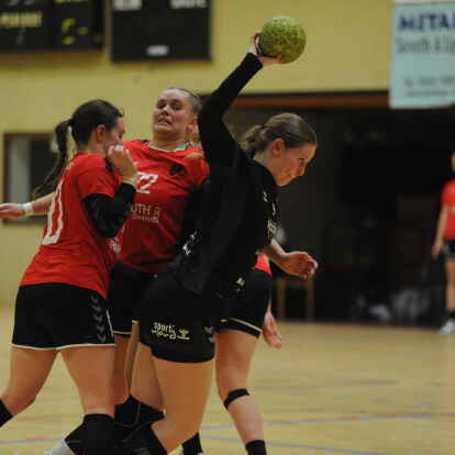 Die Elsflether Handballerinnen (am Ball) setzten sich immer wieder entschlossen durch.