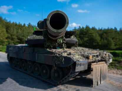 Ein Kampfpanzer der Bundeswehr vom Typ &laquo;Leopard 2 A7V&raquo; steht auf einem &Uuml;bungsplatz (Symbolfoto).