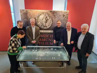 96 M&uuml;nzen im Visier: Anke Schlingmann (neue stellv. Vorsitzende des Heimatvereins Leer), G&uuml;nter Podlich (neuer Vorsitzender des Heimatvereins Leer), Oliver Freise (Leiter des Heimatmuseums Leer), Dr. Jan F. Kegler (Leiter des Arch&auml;ologischen Forschungsinstitutes der Ostfriesischen Landschaft), Claus-Peter Horst (B&uuml;rgermeister der Stadt Leer) und Rico Mecklenburg (Pr&auml;sident der Ostfriesischen Landschaft).