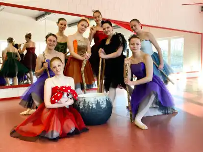 Viel ge&uuml;bt haben die T&auml;nzerinnen f&uuml;r die Auff&uuml;hrungen von &bdquo;Hexenzauberei&ldquo;, mit dabei sind (von links): Josefine Scholtz (lila), Anna-Lena Jansen, Laura Hinrichs, Feline Lampe-Dreyer, Julia Kaste, J&ouml;rdis Fabia Hinrichs, Caroline Runge und Mia Schelenberg (lila).