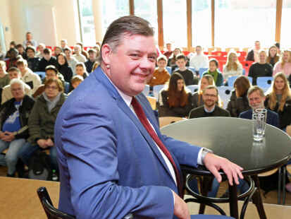 Landtags-Vizepr&auml;sident Jens Nacke (CDU) beantwortete im Rahmen des Projekts &bdquo;Pr&auml;sidium bei euch&ldquo; viele Fragen der Wilhelmshavener C&auml;ciliensch&uuml;ler rund um Landespolitik, Demokratie und seinen pers&ouml;nlichen Werdegang.