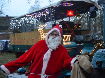 Hatte Geschenke dabei: Der Weihnachtsmann stattete dem Wüstinger Weihnachtsmarkt einen Besuch ab.