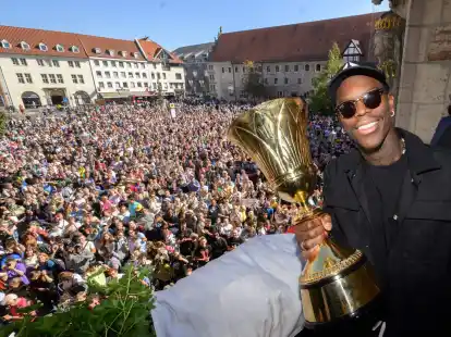 Dennis Schr&ouml;der mit dem WM-Pokal.
