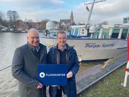 Leers B&uuml;rgermeister Claus-Peter Horst und der Organisator der Flusskreuzfahrt, Dennis Hillmer, am Hafen.