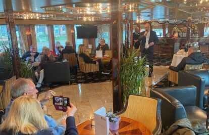 B&uuml;rgermeister Claus-Peter Horst begr&uuml;&szlig;te die Besucher an Bord der &bdquo;Thurgau Saxonia&ldquo;. Bild: Stadt Leer