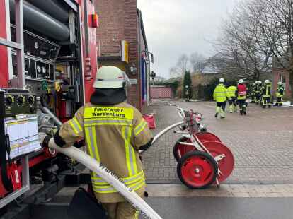 Die Feuerwehr ist bei einem Brand in der Oldenburger Stra&szlig;e in Wardenburg im Einsatz.