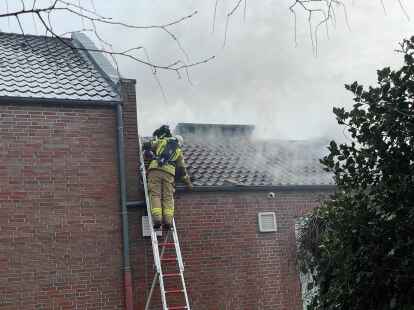 Die Feuerwehr ist bei einem Brand in der Oldenburger Stra&szlig;e in Wardenburg im Einsatz.