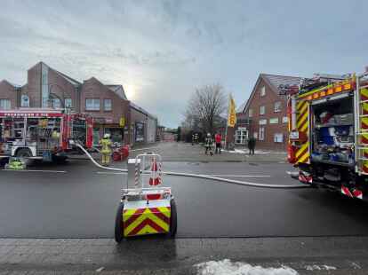 Die Feuerwehr ist bei einem Brand in der Oldenburger Stra&szlig;e in Wardenburg im Einsatz.