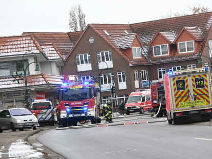 Dachstuhlbrand in einem Wohn- und Gesch&auml;ftshaus an der Oldenburger Stra&szlig;e in Wardenburg