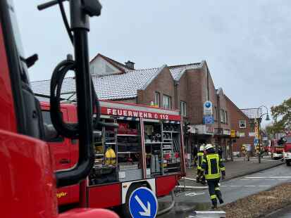 Dachstuhlbrand in einem Wohn- und Gesch&auml;ftshaus an der Oldenburger Stra&szlig;e in Wardenburg