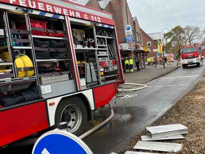 Dachstuhlbrand in einem Wohn- und Gesch&auml;ftshaus an der Oldenburger Stra&szlig;e in Wardenburg