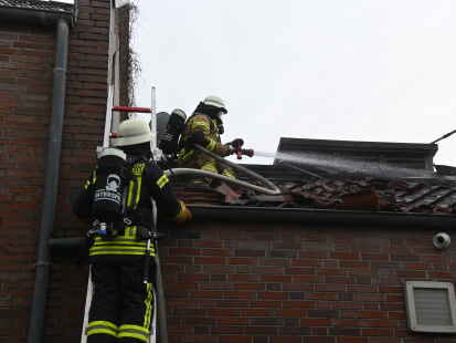 Dachstuhlbrand in einem Wohn- und Gesch&auml;ftshaus an der Oldenburger Stra&szlig;e in Wardenburg