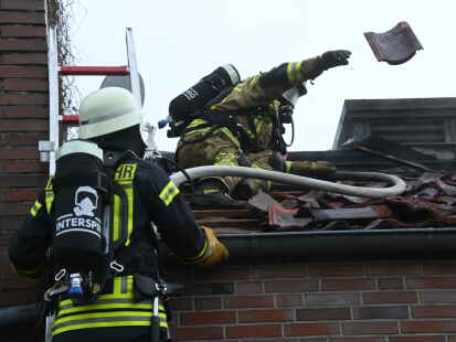 Dachstuhlbrand in einem Wohn- und Gesch&auml;ftshaus an der Oldenburger Stra&szlig;e in Wardenburg
