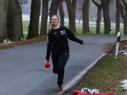 Griff f&uuml;r Landesliga-Spitzenreiter Schweinebr&uuml;ck erfolgreich zur Gummikugel: Alexandra Oertel