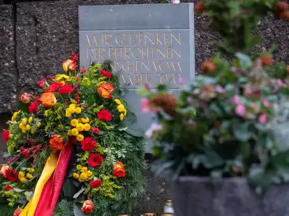 Ein Kranz steht f&uuml;r die Opfer einer Amokfahrt vor drei Jahren an der Gedenktafel neben der Porta Nigra. Bei der Amokfahrt am 1. Dezember 2020 war ein Mann mit seinem Gel&auml;ndewagen durch die Fu&szlig;g&auml;ngerzone gerast. F&uuml;nf Menschen starben, zahlreiche weitere Menschen wurden verletzt und traumatisiert.