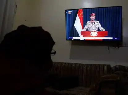 Fernsehansprache von Yahya Saree - der Sprecher der Huthi-Rebellen. Die vom Iran unterst&uuml;tzten Rebellen intensivieren ihre Angriffe auf Handelsschiffe im Roten Meer.