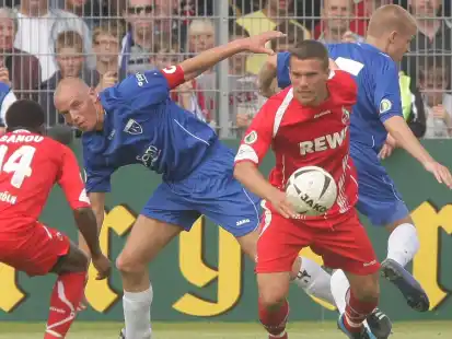 Gute Erinnerung an Emden: Lukas Podolski gewann hier im August 2009 mit dem 1. FC K&ouml;ln in der ersten Hauptrunde des DFB-Pokals. &bdquo;Poldi&ldquo; markierte damals den 3:0-Endstand. Nun unterst&uuml;tzt er die Retter-Kampagne des Vereins.