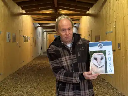 Zw&ouml;lf Monate, zw&ouml;lf besondere Pflegepatienten: Klaus Meyer pr&auml;sentiert den neuen Jahreskalender der Wildtierauffangstation Rastede.