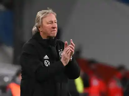Interims-Trainer Horst Hrubesch will mit der deutschen Frauennationalmannschaft gegen D&auml;nemark siegen.