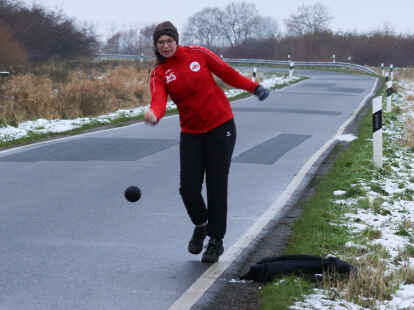 Lea Klockgether triumphierte mti den Mentzhauser Bo&szlig;lerinnen im Duell mit Halsbek.