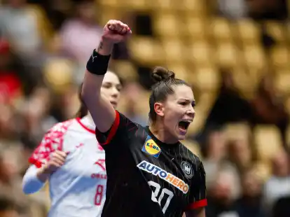 Deutschlands Emily B&ouml;lk jubelt &uuml;ber ihren &uuml;berraschend klaren Sieg gegen Polen.