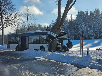 Bei dem Unfall eines Schulbusses im Erzgebirge ist ein Sch&uuml;ler ums Leben gekommen.