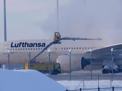 Ein Flugzeug der Lufthansa wird auf dem Flughafen M&uuml;nchen enteist.
